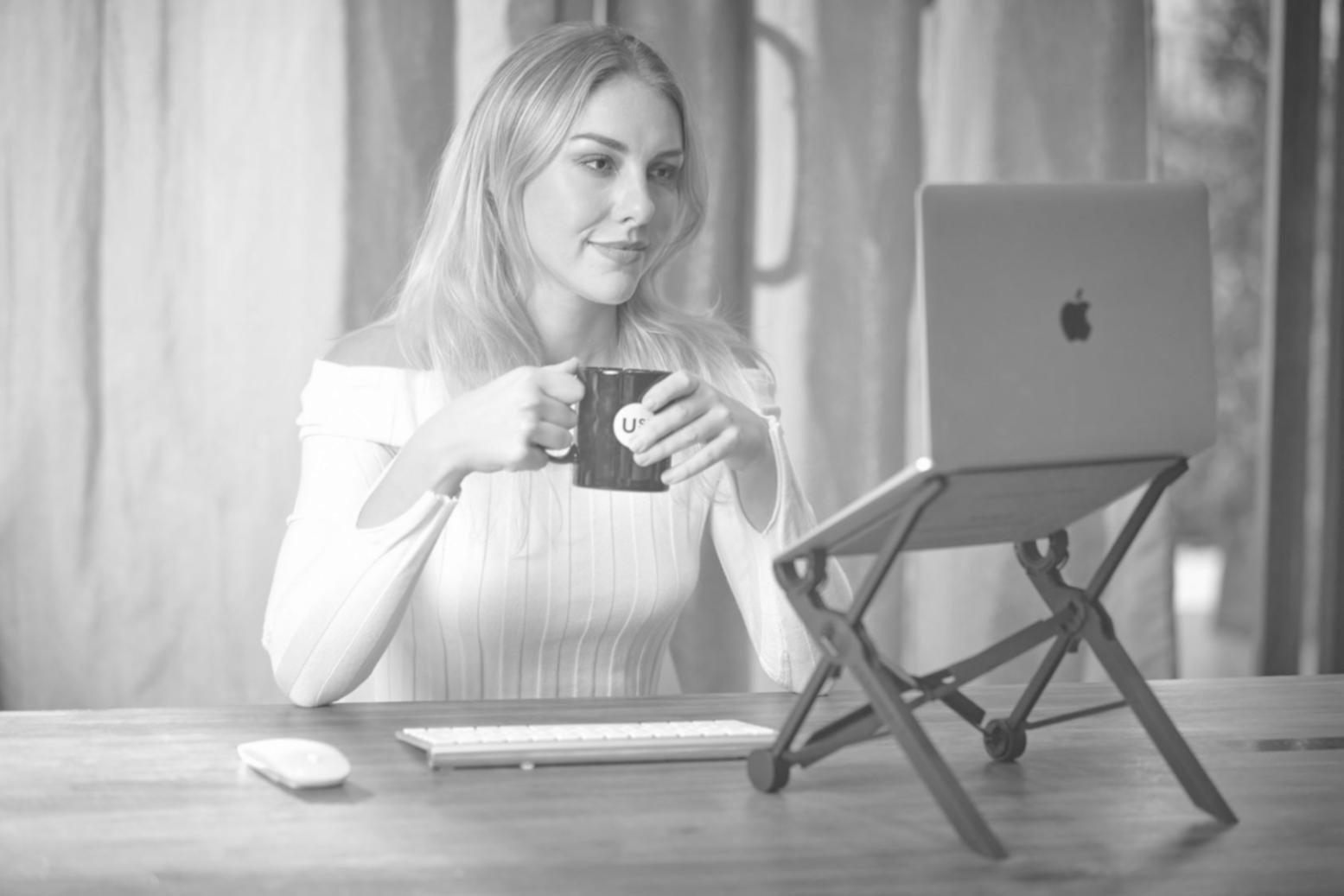 Persona planificando presupuesto familiar